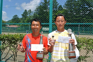 45才以上男子ダブルス優勝　八木　眞（明治神宮外苑テニスクラブ）・山口正夫（明治神宮外苑テニスクラブ）組