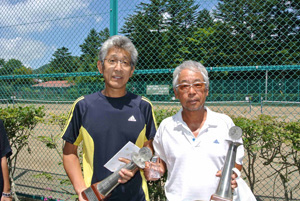 55才以上男子ダブルス優勝　高崎増次（横須賀ダイヤランドテニスクラブ）・塩見芳彦（横須賀ダイヤランドテニスクラブ）組