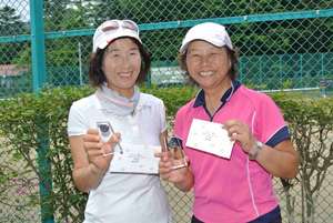 55才以上女子ダブルス準優勝　林　文子（カジヤTC）・古海マスミ（エーデル）組