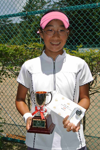 女子シングルス14歳以下優勝　渡邉未奈（ESSC）選手