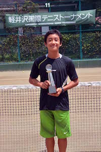 男子シングルス18歳以下優勝　新垣　礼斗選手