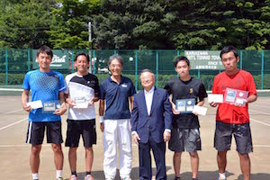 松木会長と金子ディレクターを囲んで（男子ダブルス優勝/準優勝ペア）