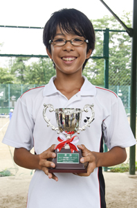 男子シングルス14歳以下優勝　吉岡　秀選手