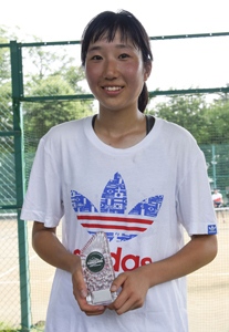 女子シングルス18歳以下優勝　中村　誉子選手