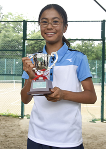 女子シングルス14歳以下優勝　吉岡　あい選手