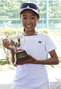 女子シングルス14才以下優勝　伊東　麿希選手