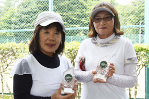 70才以上女子ダブルス優勝　松井/町田組