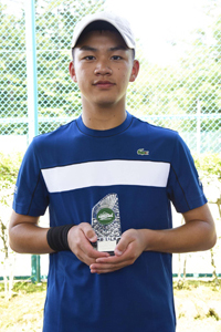 男子シングルス18歳以下優勝　伊藤　陸選手