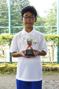 男子シングルス14歳以下優勝　山崎　充剛選手