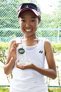 女子シングルス18歳以下優勝　伊東　磨希選手