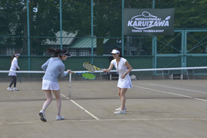 女子ダブルス決勝　ラケットタッチする森・清田組